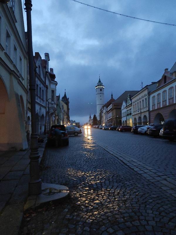 Rozsvícení vánočního stromku na náměstí Míru se uskutečnilo v sobotu před 17. hodinou.