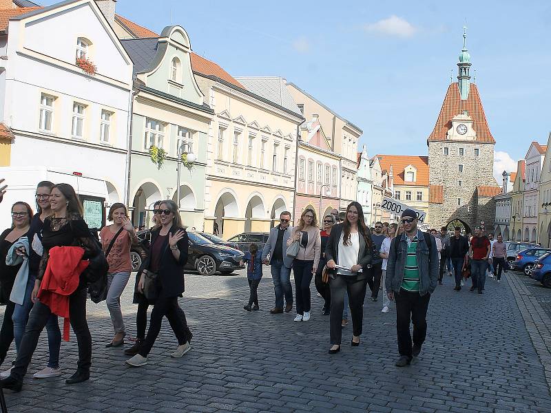 Sobotní průvod, který byl vrcholem oslav domažlického gymnázia, směřoval od budovy školy do centra a skončil u Chodského hradu. Zúčastnily se ho stovky lidí.