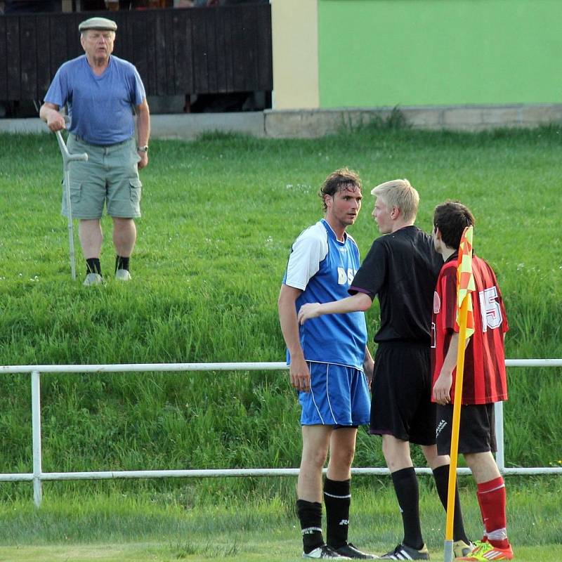 Z utkání fotbalistů TJ Sokol Mrákov a FC Dynamo Horšovský Týn.