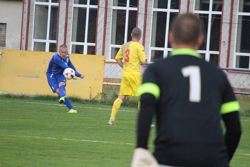 FOTBALOVÁ I.B TŘÍDA: Tatran Chodov (ve žlutém) - TJ Chodský Újezd (v modrém) 2:2 (2:0), na PK 3:4.