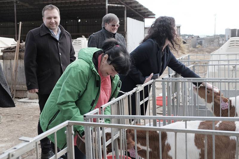 Ministr zemědělství Marian Jurečka na farmě v Mířkově.