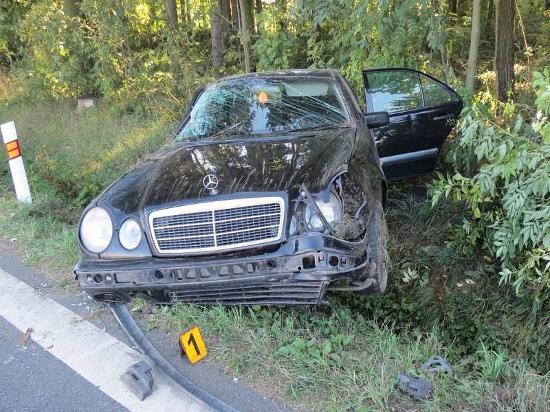 Riskantní jízda třiadvacetiletého řidiče mercedesu skončila těžkým zraněním jednoho ze spolujezdců, lehkým zraněním dalšího a zdemolovaným autem v příkopu. Nezodpovědný řidič je podezřelý z těžkého ublížení na zdraví