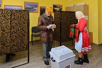 Volby prezidenta ČR se v pátek odpoledne rozběhly i v Mrákově na Domažlicku. Do volební místnosti mezi zhruba dvacítkou místních obyvatel dorazily hned po čtrnácté hodině i ženy ustrojené do tradičních chodských krojů.