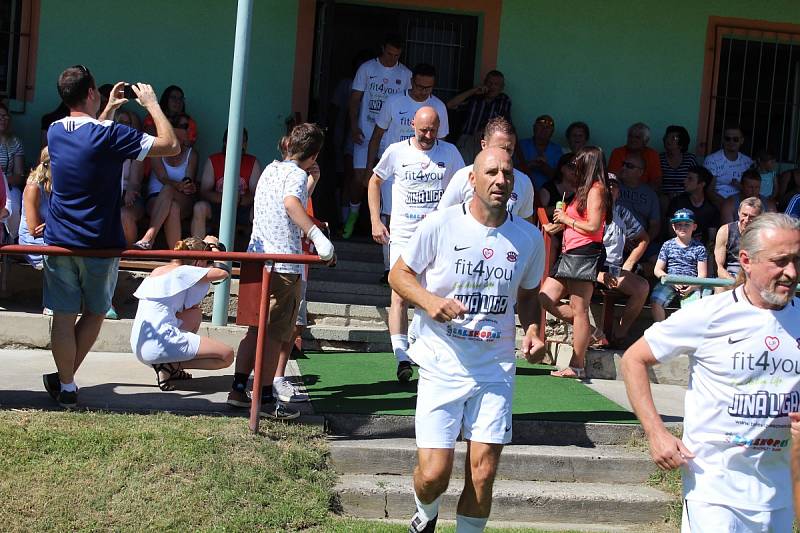 Přátelský zápas na oslavu 55 let herce Ivana Trojana v Krchlebech: šKrchlebský samet - Real Top Praha 6:10.