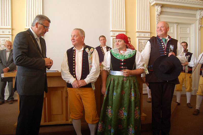 Slavnostní přijetí hostů na domažlické radnici v rámci Chodských slavností.