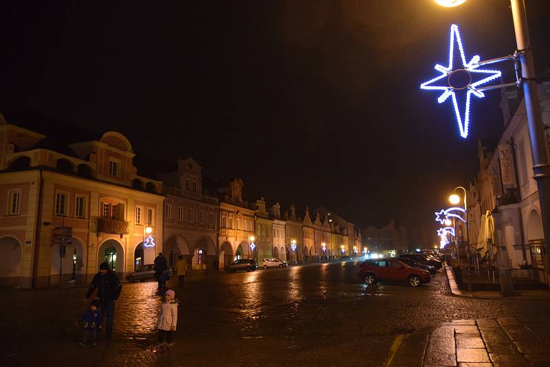 Vánoční strom v Domažlicích už svítí.