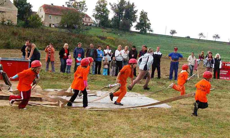 Mezi hasiči byli i tito nejmenší "soptíci" z Meclova.