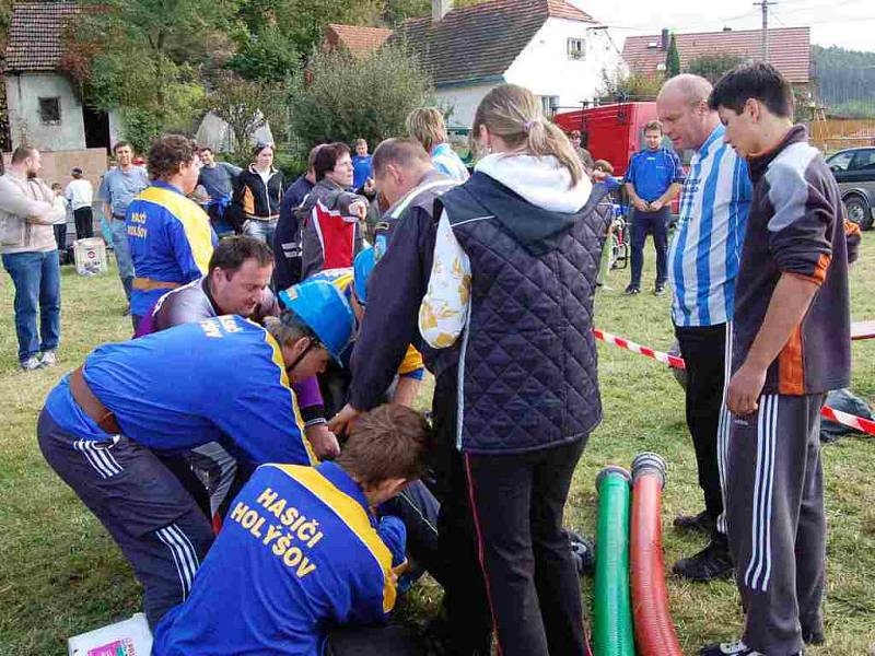 Spor mezi hasičskými družstvy vyvrcholil rvačkou. Zasáhnout musel hlavní rozhodčí