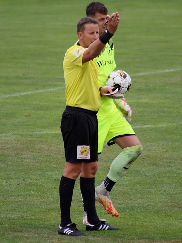 3. kolo FORTUNA ČFL A: Dynamo České Budějovice B - TJ Jiskra Domažlice (hráči v bílých dresech) 0:1 (0:1).