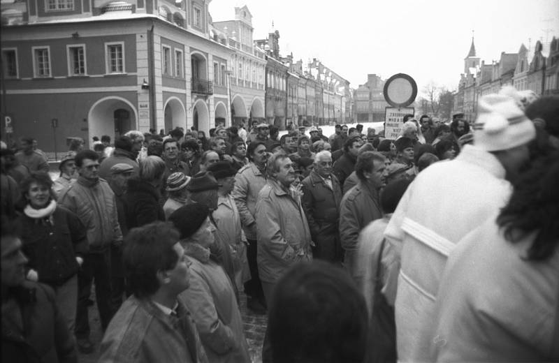 Demonstrace na domažlickém náměstí v listopadových v týdnu od 22. listopadu 1989. Foto: Zdeněk Hartl