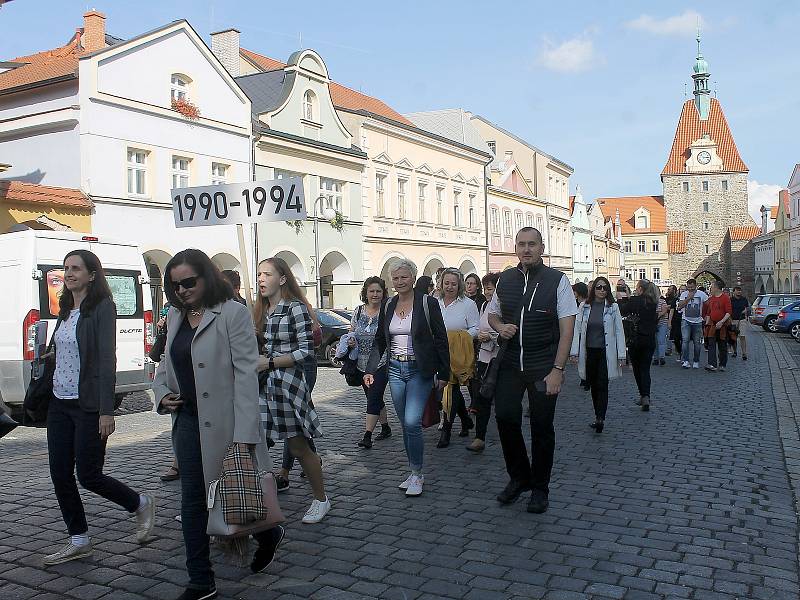 Sobotní průvod, který byl vrcholem oslav domažlického gymnázia, směřoval od budovy školy do centra a skončil u Chodského hradu. Zúčastnily se ho stovky lidí.