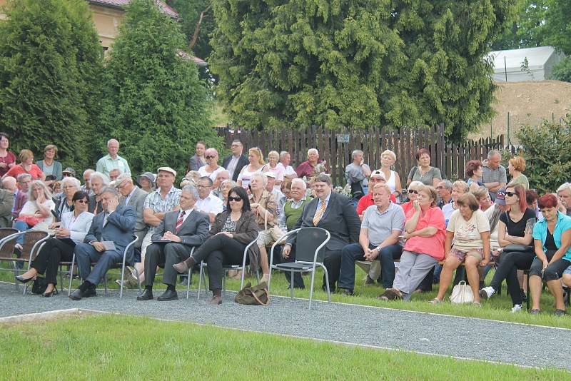 ODHALENÍ PAMÁTNÍKU se uskutečnilo v sobotu za přítomnosti českých i německých rodáků ze Šitboře.Foto: Deník/Jiří Studnička