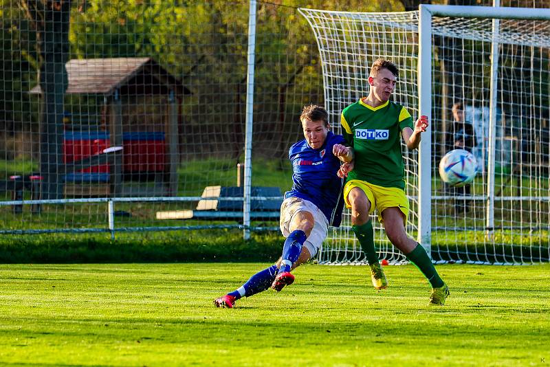 Fotbalisté TJ START Tlumačov (na snímku fotbalisté v zelených dresech).