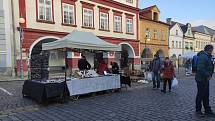 Jednodenní Vánoční trhy v Domažlicích přilákaly v sobotu 18. prosince spoustu návštěvníků. Lidé zavzpomínali i na Havla, který zemřel přesně před deseti lety.