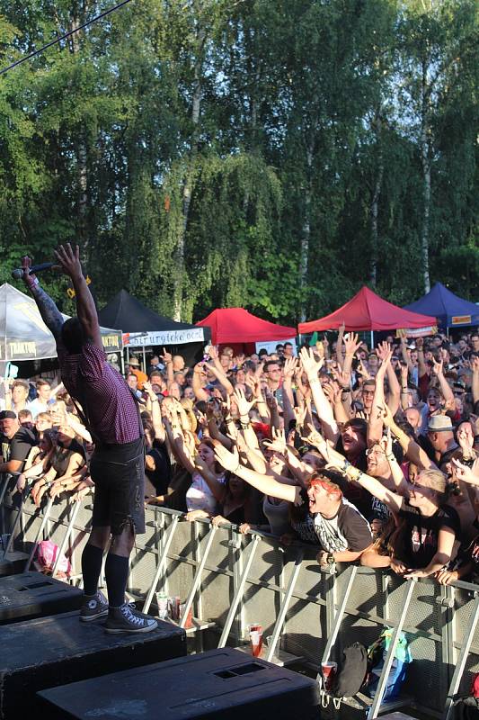 Chodrockfest 2019, druhý den. Nejvíce zazářila kapela Trautenberk.