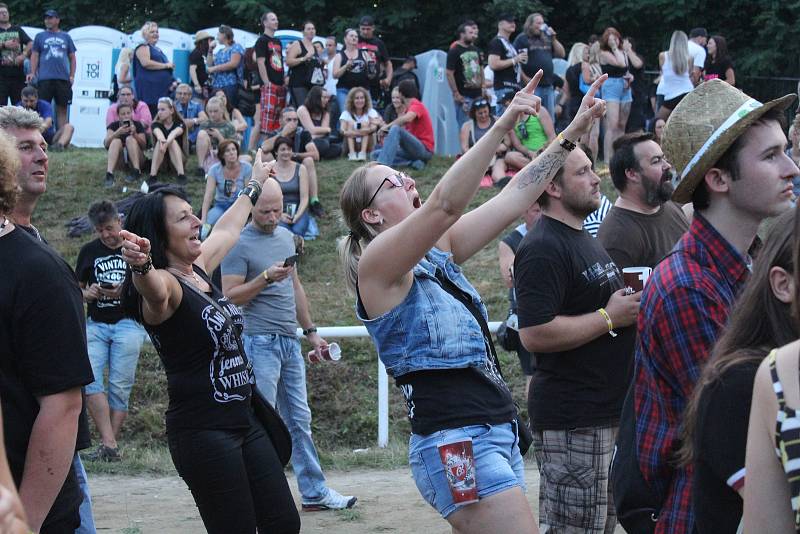 Chodrockfest 2019, druhý den. Nejvíce zazářila kapela Trautenberk.