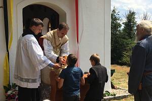 Poutní mše svatá u kaple blahoslaveného Karla Habsburského nad Branišovem.