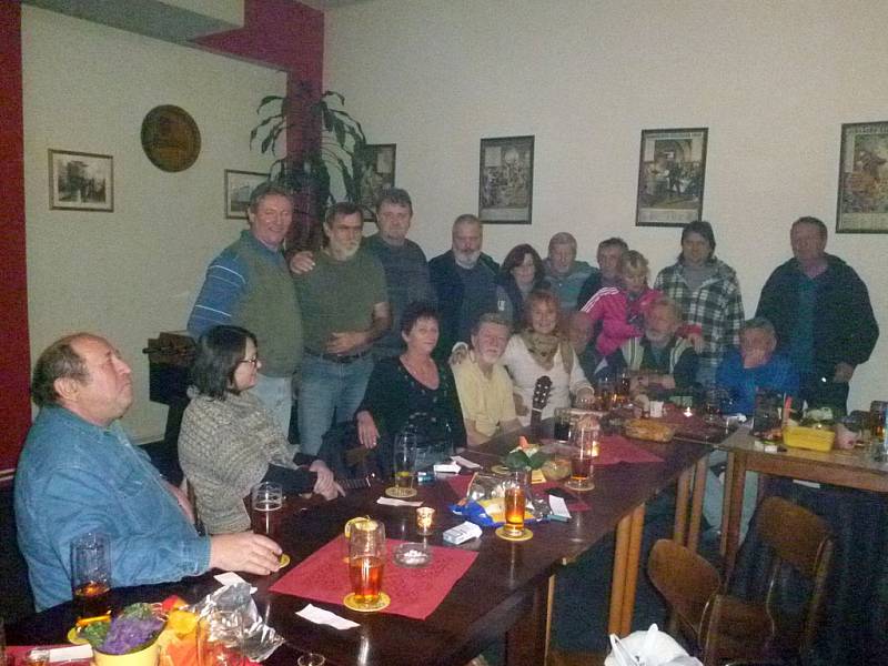 V restauraci na Kavkaze v Domažlicích sešli kamarádi  nedávno zesnulého Jaroslava Visingera. 