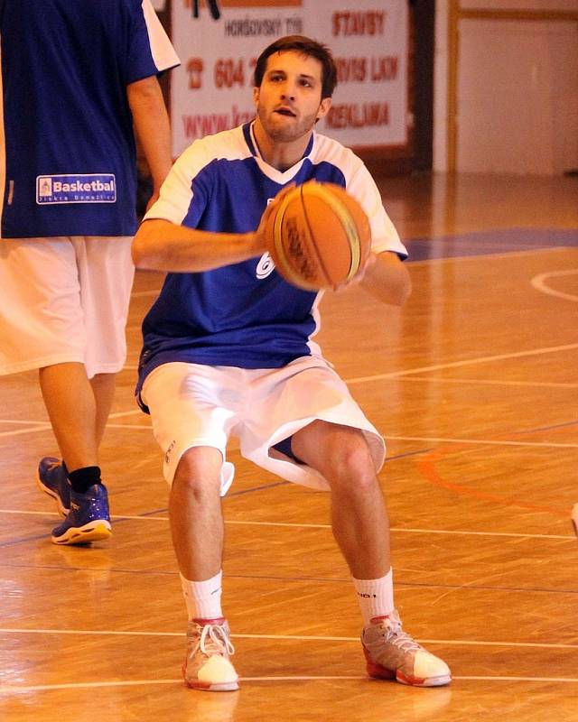 Druholigoví basketbalisté Jiskry Domažlice v utkání s Táborem. 