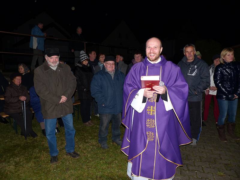 ZE SLAVNOSTI U KAPLE SV. VÁCLAVA VE STARÉM KLÍČOVĚ. Nový betlém byl důvodem k sešlosti a zpěvu.