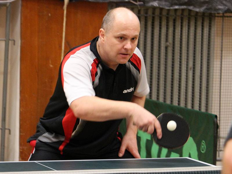 Za účasti šestadvaceti hráčů se v Hostouni uskutečnil 2. ročník Memoriálu Miroslava Holinky ve stolním tenisu.