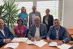Podpis smlouvy mezi Plzeňským krajem, krajem Cham a Odborné školy ošetřovatelství v Bad Kötztingu.