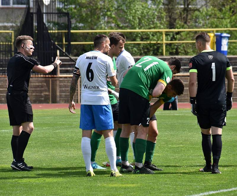 25. kolo FORTUNA ČFL, skupina A: Sokolov - Domažlice (bílí) 3:0.