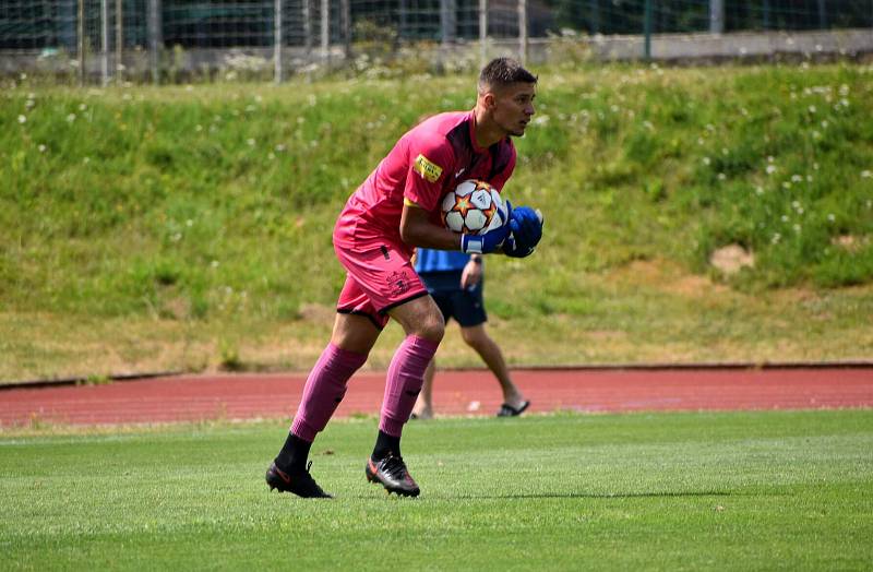 Domažlice (na snímku v modrém dresu) v přípravě béčko Bohemians porazily. Podaří se jim to i v neděli v ČFL?