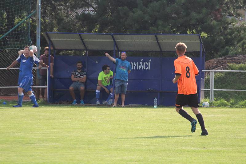 Jedenáctigólová demolice Chodova B (oranžové fresy) v Mrákově s místní rezervou (modré dresy).