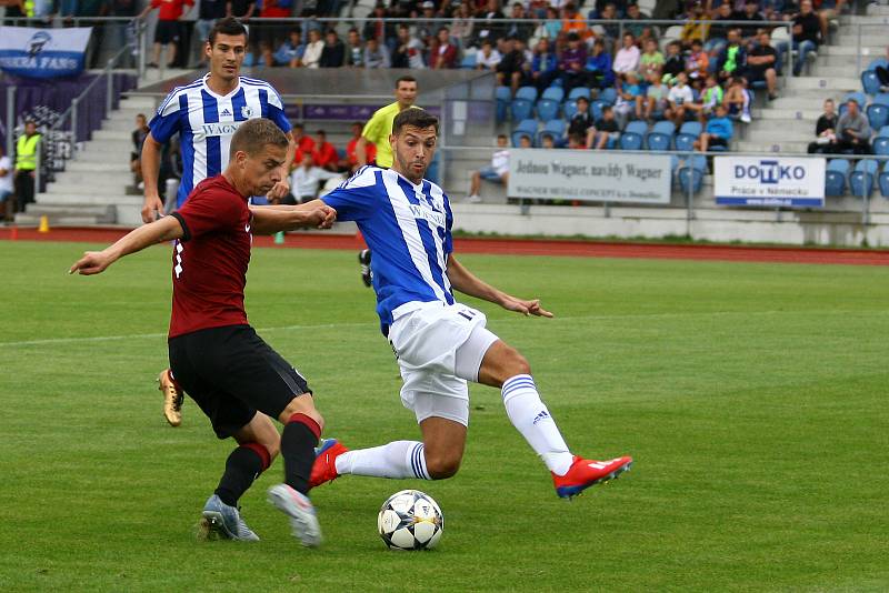 Fotbalisté Domažlic (na archivním snímku hráči v modrobílých dresech) prohráli na hřišti Benešova 3:5.