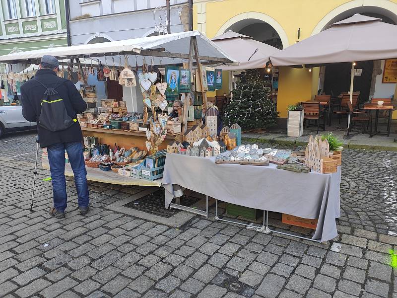 Jednodenní Vánoční trhy v Domažlicích přilákaly v sobotu 18. prosince spoustu návštěvníků.