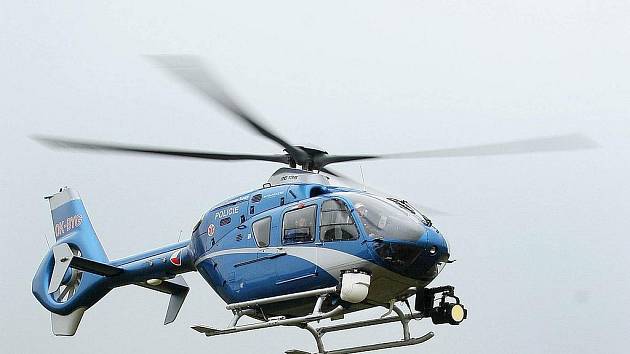 Policejní vrtulník s termovizí létal nad Domažlickem a pomáhal chlapce hledat.
