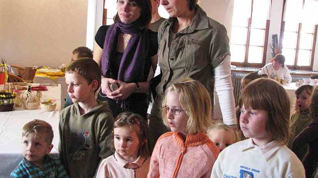 Velikonoční výstava v Horšovském Týně. Děti i dospělí obdivovali pletení pomlázek.