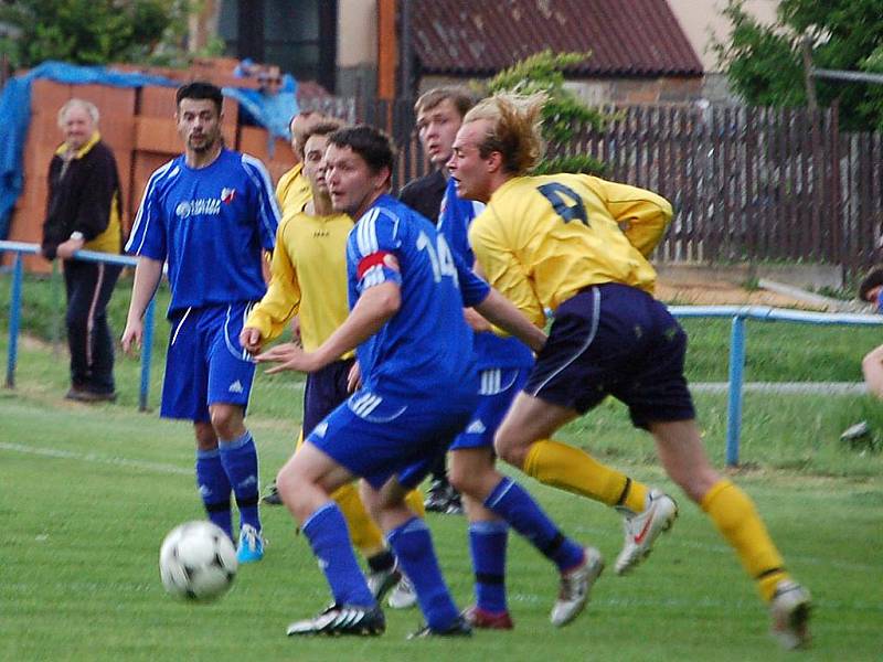 Z utkání fotbalistů Sokola Krchleby a Sokola Postřekov.