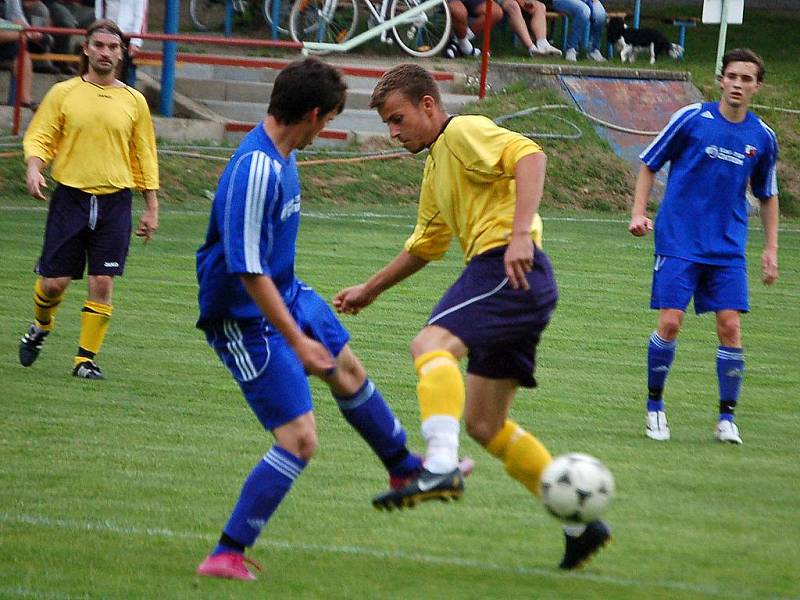 Z utkání fotbalistů Sokola Krchleby a Sokola Postřekov.