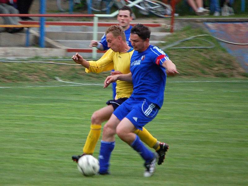 Z utkání fotbalistů Sokola Krchleby a Sokola Postřekov.