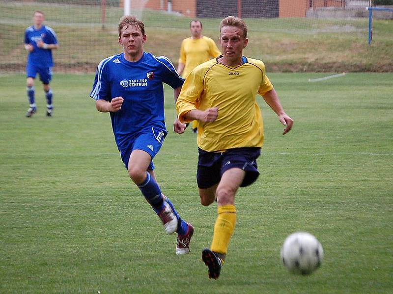 Z utkání fotbalistů Sokola Krchleby a Sokola Postřekov.