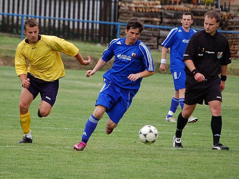 Z utkání fotbalistů Sokola Krchleby a Sokola Postřekov.