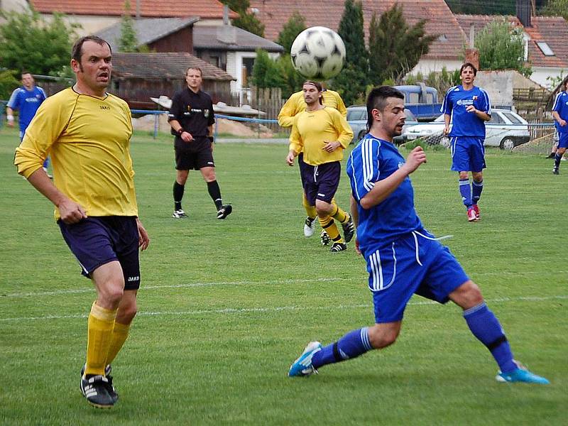 Z utkání fotbalistů Sokola Krchleby a Sokola Postřekov.