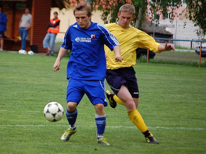 Z utkání fotbalistů Sokola Krchleby a Sokola Postřekov.