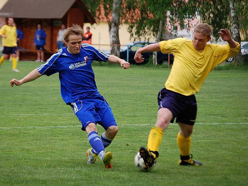 Z utkání fotbalistů Sokola Krchleby a Sokola Postřekov.