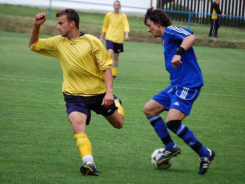 Z utkání fotbalistů Sokola Krchleby a Sokola Postřekov.