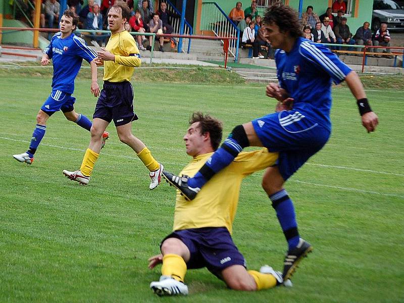 Z utkání fotbalistů Sokola Krchleby a Sokola Postřekov.