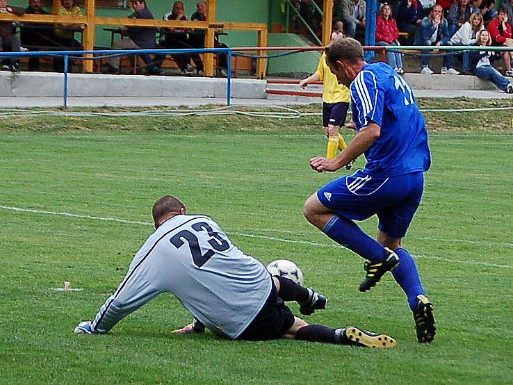 Z utkání fotbalistů Sokola Krchleby a Sokola Postřekov.