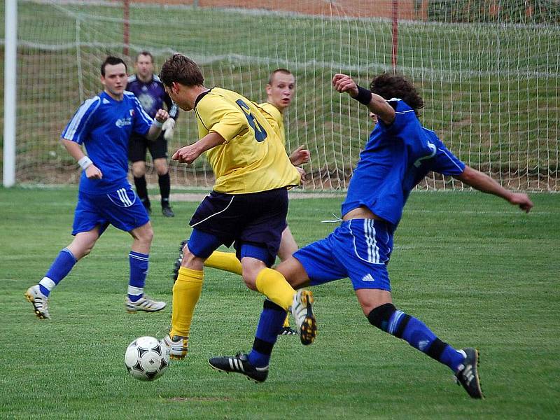 Z utkání fotbalistů Sokola Krchleby a Sokola Postřekov.