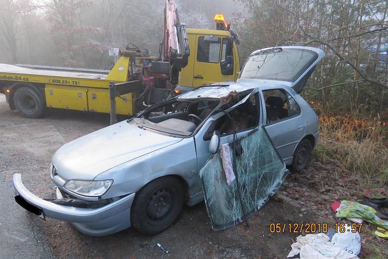 AUTO na střeše. Osmnáctiletý řidič byl s lehkými zraněními převezen do nemocnice.