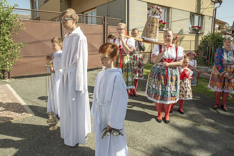 Průvod tradičních chodských krojů byl k vidění po ranní mši v neděli 19. června 2022 v Mrákově při slavnosti Božího těla též zvané Slavnost Těla a Krve Páně.