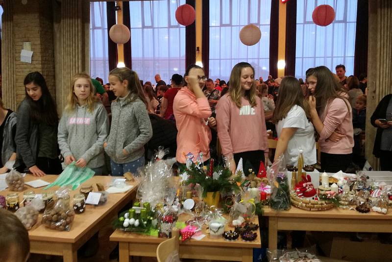 V neděli 2. prosince se v holýšovském kulturním domě konal vánoční jarmark ZŠ.