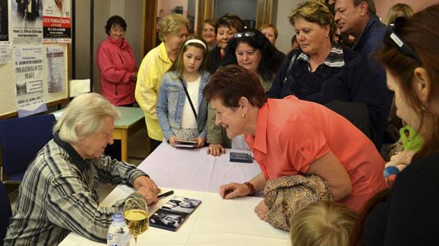 Václav Neckář při autogramiádě v MKS Domažlice.