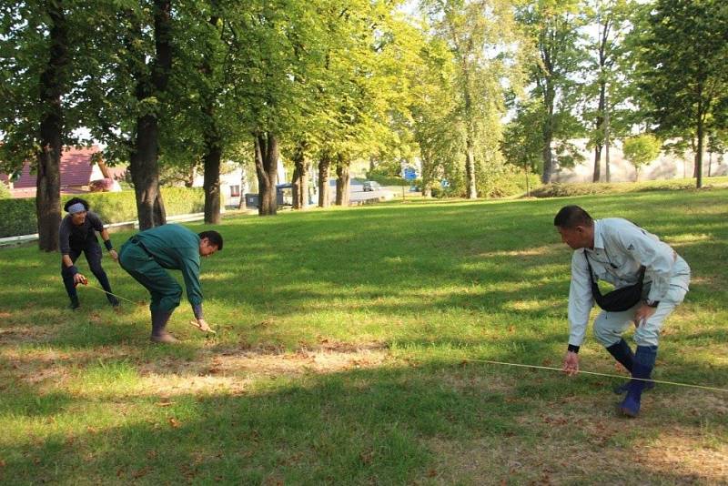 Z přivítání japonských členů realizačního týmu a zahájení výstavby zenové zahrady v Poběžovicích.